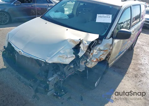 2010 Chrysler Town & Country New Lx z USA, uszkodzony, nr VIN 2A4RR2D18AR375423